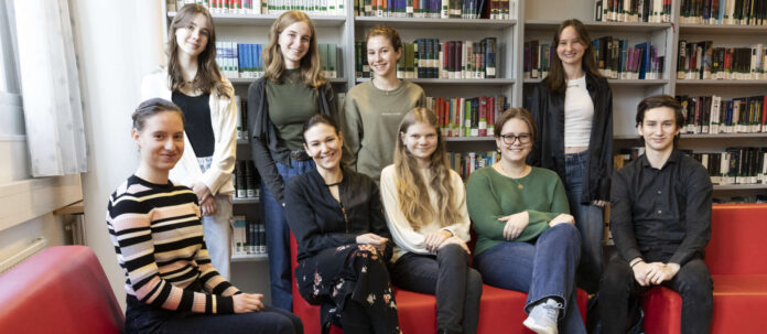 Schriftstellerin Birgit Birnbacher mit acht von zehn Teilnehmern der Schreibwerkstatt