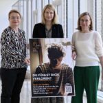 V. l.: Silvia Breitwieser, LH-Stv. Christine Haberlander und Primaria Katharina Glück mit einem der Plakate, die an den beiden Bahnhöfen aufgehängt werden