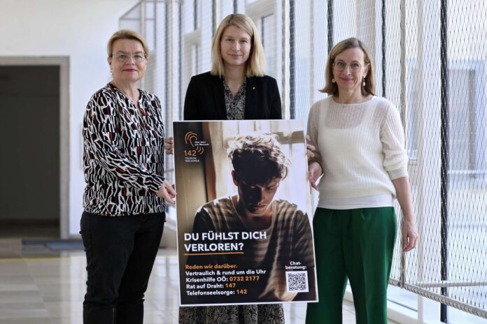 V. l.: Silvia Breitwieser, LH-Stv. Christine Haberlander und Primaria Katharina Glück mit einem der Plakate, die an den beiden Bahnhöfen aufgehängt werden