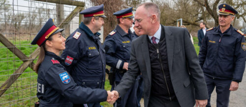 Innenminister Karner bedankte sich an der Grenze zu Ungarn bei den österreichischen Polizistinnen und Polizisten für den Einsatz.