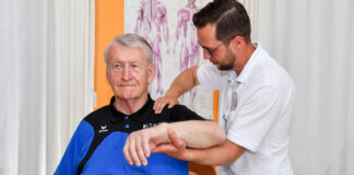 Roland Pürstinger, Leitender Physiotherapeut am Pyhrn-Eisenwurzen Klinikum Kirchdorf, gibt einem Patienten Tipps für einen gesunden Rücken.