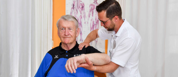 Roland Pürstinger, Leitender Physiotherapeut am Pyhrn-Eisenwurzen Klinikum Kirchdorf, gibt einem Patienten Tipps für einen gesunden Rücken.