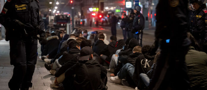 In der Nacht zum 1. November 2022 hatten Ausschreitungen von Jugendlichen in der Linzer Innenstadt für einen Großeinsatz der Polizei gesorgt.