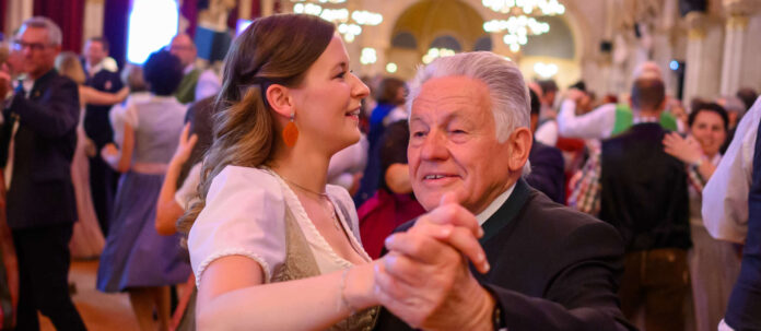 Im Vorjahr schwang LH a. D. Josef Pühringer mit Staatssekretärin Claudia Plakolm im Wiener Rathaus das Tanzbein.