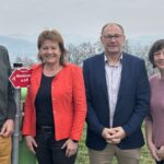 V. l.: Streckenbeauftragter Christian Leeb, Vbgm. Karin Hörzing, Obmann Hans Falkinger und Leader-Geschäftsführerin Sigrid Gillmayr an der neuen Mountainbike-Strecke am Pöstlingberg