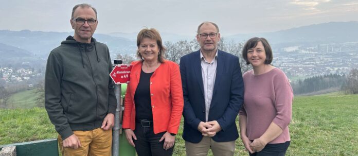 V. l.: Streckenbeauftragter Christian Leeb, Vbgm. Karin Hörzing, Obmann Hans Falkinger und Leader-Geschäftsführerin Sigrid Gillmayr an der neuen Mountainbike-Strecke am Pöstlingberg