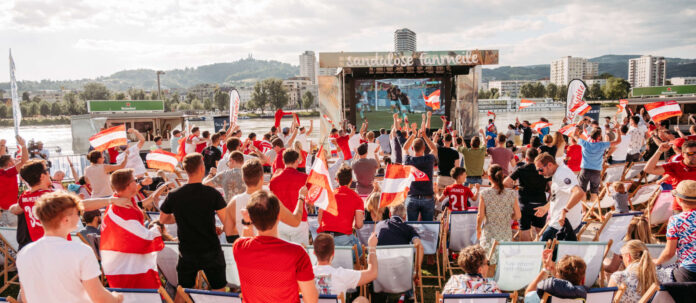 In Linz sorgt die Sandburg für Public Viewing, in etwas kleinerer Dimension als in Wels.