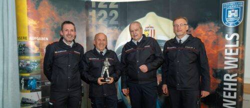 Der geehrte Günther Ortner mit dem Welser Feuerwehr-Führungstrio Markus Marehard, Roland Weber und Jörg Stadler