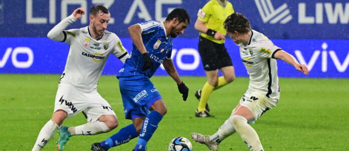 Blau-Weiß-Stürmer Ronivaldo (Mitte) war mit zwei Treffern gegen Altach der Mann des Abends im Donaupark