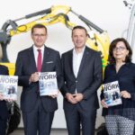 Nicht von ungefähr wurde das Programm „upperWORK“ beim Baugeräte-Hersteller Wacker Neuson in Hörsching präsentiert — denn auch dort nutzen Mitarbeiter die Möglichkeiten der beruflichen Weiterbildung. Von links: Iris Schmidt, Landesgeschäftsführerin Arbeitsmarktservice OÖ, Wirtschafts-LR Markus Achleitner, Stefan Bogner, Geschäftsführer Wacker Neuson und Brigitte Deu, Landesstellenleiterin Sozialministeriumservice OÖ.