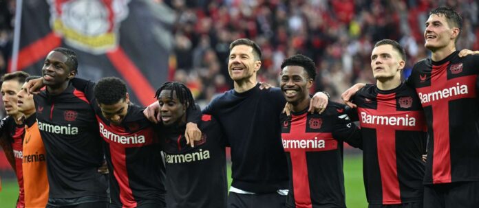 Die Rekordserie von Bayer Leverkusen darf in Dortmund nicht enden, forderte Trainer Alonso (Mitte)