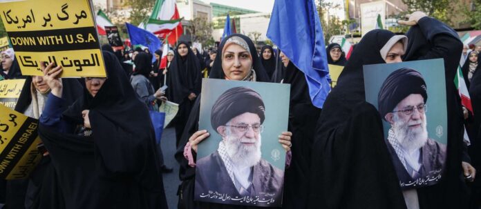 Irans Führung lässt sich von seinen Claqueuren auf Teherans Straßen für den Angriff auf Israel feiern.