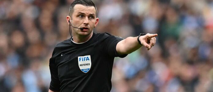 Der Brite Michael Oliver ist einer der 19 Referees, die bei der EURO in Deutschland den Ton angeben werden
