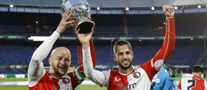 Feyenoord-Verteidiger Gernot Trauner (links) und David Hancko genießen den Pokalsieg über NEC Nijmegen