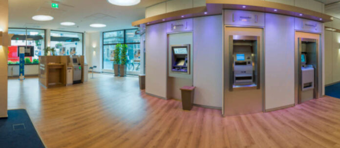 Bank Innenaufnahme mit Kunden Panorama