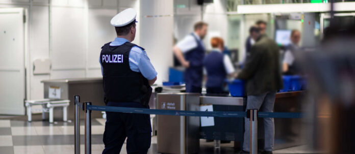 Polizist am Flughafen, Gepa?ckabfertigung, Kontrolle