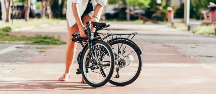 Die Nachfrage nach Falträdern ohne elektrischen Antrieb ist höher: 68 Prozent der verkauften Falträder waren nicht-elektrisch. Durchschnittlich zahlt man für ein Faltrad ohne Akku 1.954 Euro, für ein E-Faltrad 2.578 Euro. Davon werden aktuell bis zu 500 Euro gefördert.