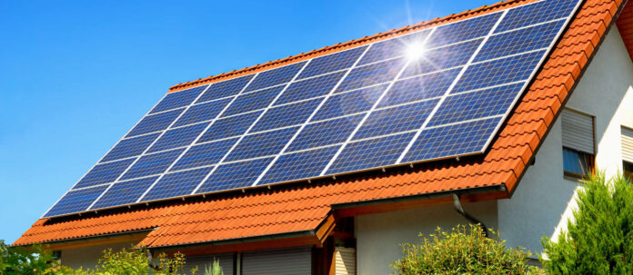 Solardach auf einem Einfamilienhaus reflektiert die Sonne