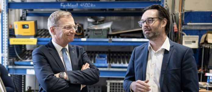 Martin Oberndorfer (r.), Geschäftsführer von TIZ Landl, zeigte Landeshauptmann Thomas Stelzer die Besonderheiten des Grieskirchner Unternehmens.