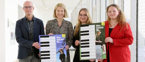 V. l.: Rainer Schmidbauer, Leiter des Instituts Suchtprävention, und Bildungsreferentin LH-Stv. Christine Haberlander mit den beiden Peers Mira Mittermair und Anika Schiener (r.)