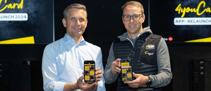 LR Hattmannsdorfer und Geschäftsführer Schachner präsentieren die neue 4youCard-App.