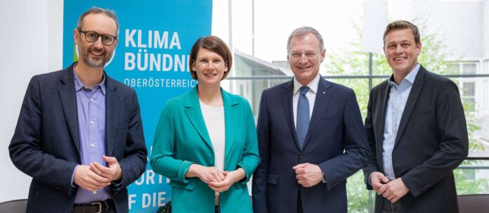 V. l.: Norbert Rainer, Karin Traxler (beide Klimabündnis OÖ), Landeshauptmann Thomas Stelzer und Landesrat Stefan Kaineder.