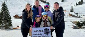 Andrea Zielinski, Marketingleiterin der Hinterstoder-Wurzeralm Bergbahnen AG (l.) und Vorstand Rainer Rohregger (r.) gratulierten den Gästen der Ein-Millionsten-Fahrt mit der Höss-Bahn.