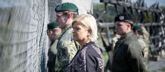 Verteidigungsministerin Klaudia Tanner besuchte am Montag die KZ-Gedenkstätte Mauthausen.