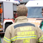 Krisenhelferin Gabriele Murauer und ihr Kollege Josef Pree besprechen mit einem Feuerwehrmann den Einsatz.