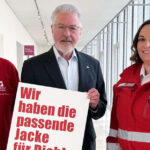 Sie sind zwei von 23.900 Rotkreuz-Freiwilligen in OÖ: Sanitäterin Julia Madlmair und Lern- und Lesecoach Anton Moser mit Oberösterreichs Rotkreuz-Präsident Walter Aichinger (M.)