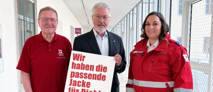 Sie sind zwei von 23.900 Rotkreuz-Freiwilligen in OÖ: Sanitäterin Julia Madlmair und Lern- und Lesecoach Anton Moser mit Oberösterreichs Rotkreuz-Präsident Walter Aichinger (M.)