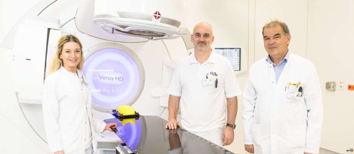 V. l.: Die leitende Radiologietechnologin Claudia Mitterbauer, Medizinphysiker Andreas Poschacher und Primar Michael Kopp mit einem neuen Linearbeschleuniger