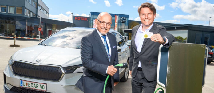Für mehr E-Autos (v. l.): Peter Ölsinger (Rotax) und Alexander Marchner (Energie AG Vertrieb)