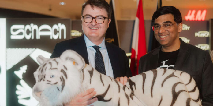 Österreichs Schachbund-Präsident Michael Stöttinger (links) und „Tiger“ Viswanathan Anand und Plüschtier
