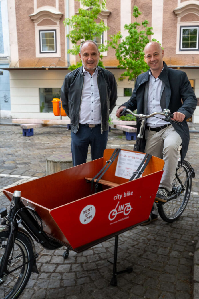 Vbgm. Martin Hajart mit Alfred Stadler, Geschäftsführer der City Bike Linz GmbH.