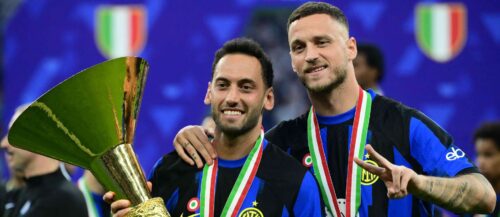 Hakan Calhanoglu und Marko Arnautovic (rechts) herzen die Trophäe für Inter Mailands 20. Meistertitel