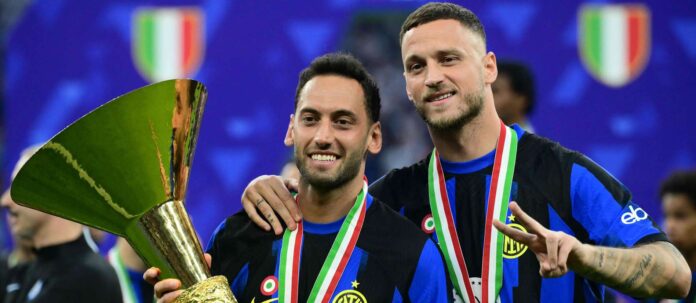 Hakan Calhanoglu und Marko Arnautovic (rechts) herzen die Trophäe für Inter Mailands 20. Meistertitel