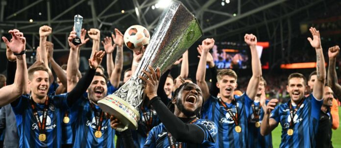 Atalantas Dreifach-Torschütze Ademola Lookman wollte den Europa League-Pokal gar nicht mehr hergeben