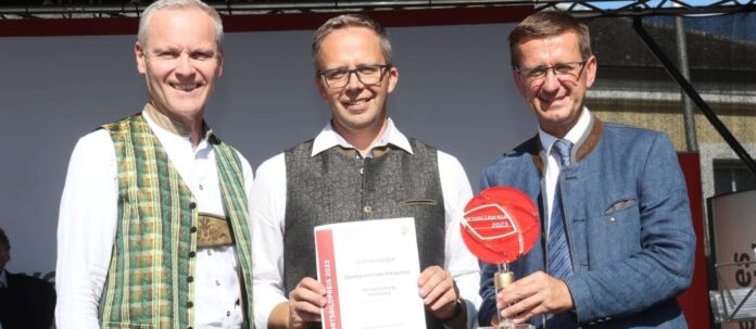 Im Vorjahr wurde Pregarten von LR Markus Achleitner als Landessieger ausgezeichnet. V .l.: Generaldirektor Othmar Nagl (OÖ. Versicherung), Bürgermeister Fritz Robeischl (Pregarten) und Achleitner