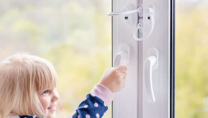 Fenster und Balkontüren sollten in Kinderhaushalten mit versperrbaren Fenstersicherungen ausgestattet werden.