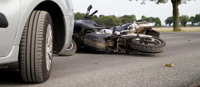 Verkehrsunfall mit einem Auto und einem Motorrad
