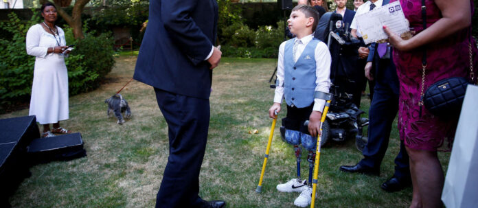 Neunjährigem musste wegen Misshandlungen durch seine leiblichen Eltern als Baby beide Beine amputiert werden. 2020 organisierte Tony einen Spendenlauf für seine Klinik, jetzt wurde er von König Charles eingeladen.