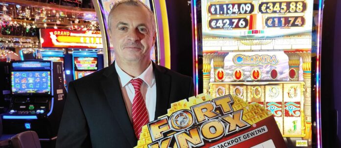 Senior Casino Manager Harald Posratschnig mit dem Siegerscheck für die Fort Knox Gewinnerin