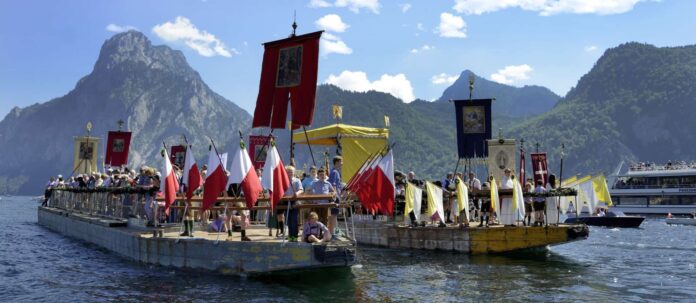 Seit 1632 gibt es in Traunkirchen am Traunsee zu Fronleichnam eine Seeprozession - Schönwetter vorausgesetzt.