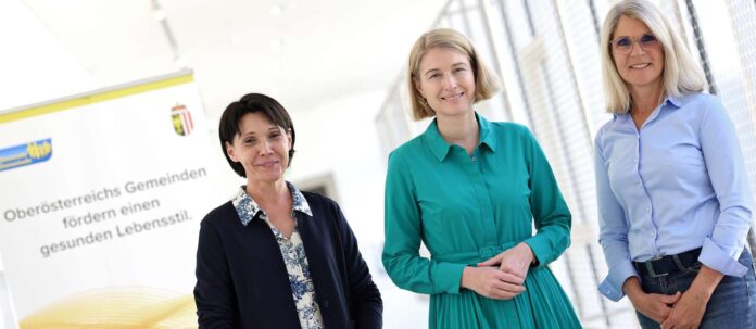 Gesundheitsreferentin LH-Stv. Christine Haberlander mit Netzwerkkoordinatorin Bettina Blanka (l.) und Haltungs- und Bewegungsberaterin Margit Wachter (r)