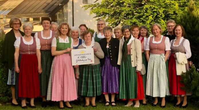 Die Goldhaubenfrauen aus Puchkirchen am Trattberg bei der Übergabe der 1500-Euro-Spende.