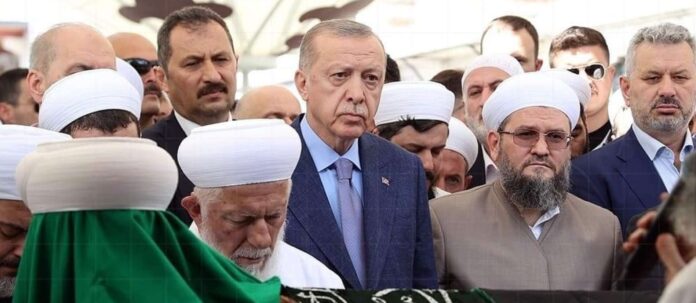 Staatschef Erdogan im Juni 2022 beim Begräbnis des Ismailaga-Anführers Ustaosmanoglu, der auch von manchen Austro-Türken verehrt wird.