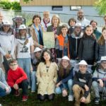 Gemeinsam mit Schülerinnen und Schülern des Kevenhüller-Gymnasiums legten Agrar-Landesrätin Michaela Langer-Weninger und Bildungsreferentin LH-Stv. Christine Haberlander eine Wildblumenwiese am Kepler Universitätsklinikum (KUK) an