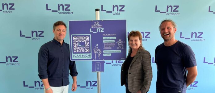 Vizebürgermeisterin Karin Hörzing freut sich gemeinsam mit Alexander Schaar-Christen (r.) und Bernhard Bayer von OUTWORX - Bewegung & Gesundheit über das neue Sportangebot in Linz.