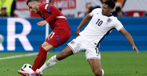 Serbiens Filip Kostic (links) und Englands Jude Bellingham lieferten sich einige intensive Duelle